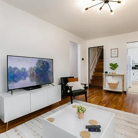 Shamrock 99: Charming Family Home 1.5 Miles From Notre Dame